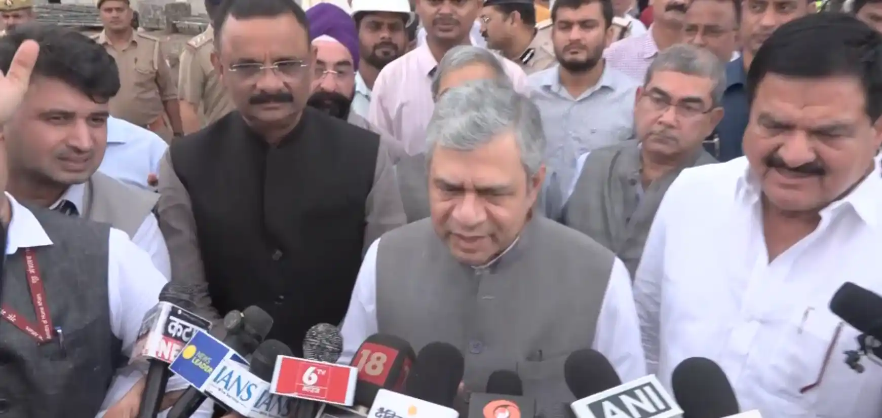 वाराणसी को मिली बुलेट ट्रेन की सौगात, अश्विनी वैष्णव और सीएम योगी ने दिखाई वंदे भारत स्लीपर को हरी झंडी
