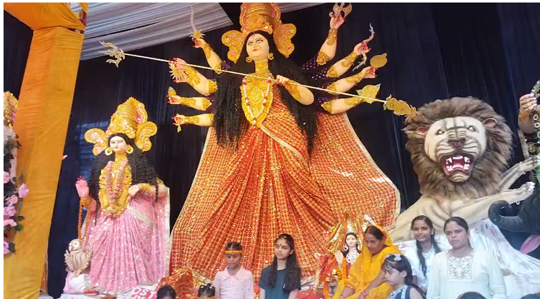 बस्ती में कंपनी बाग की सबसे बड़ी दुर्गा मूर्ति देखने उमड़ रहे श्रद्धालु