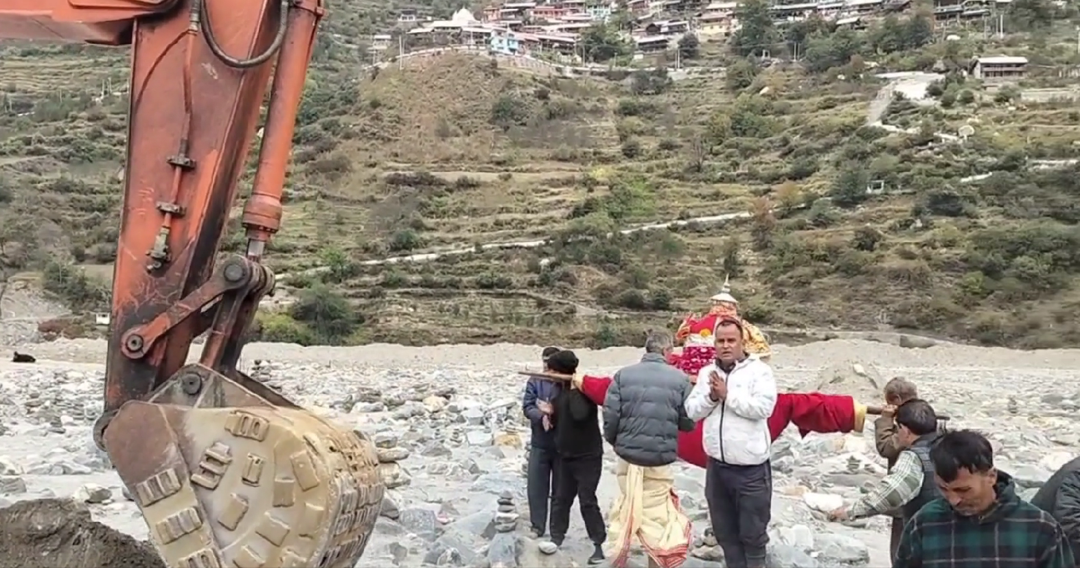 धराली में मलबे में दबे ऐतिहासिक कल्प केदार मंदिर की खुदाई शुरू