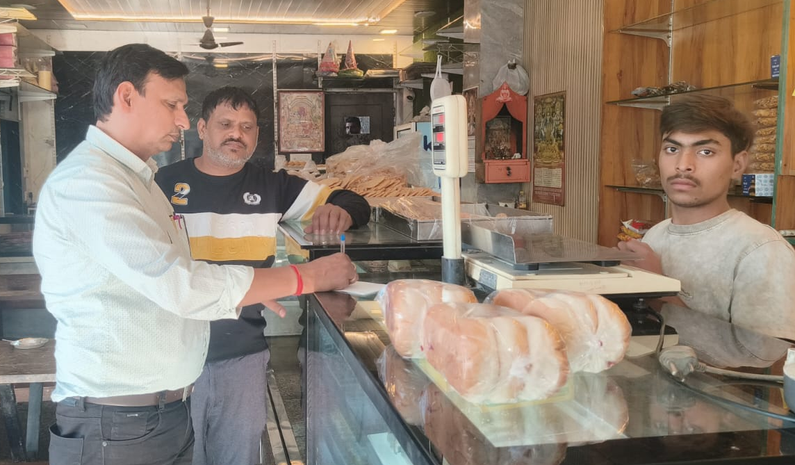 त्योहारी सीजन में खाद्य सुरक्षा विभाग का अभियान, मिठाइयों और मिड-डे मील के 32 नमूने जांच को भेजे