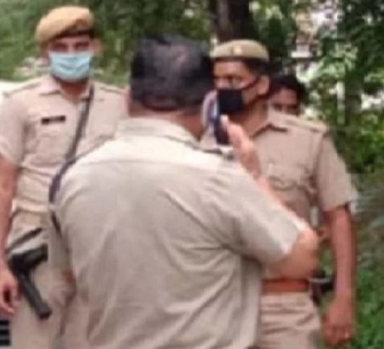 पुलिस ने मां को लिया हिरासत में, बेटे ने फांसी लगाकर दी जान, गांव में जमकर हंगामा