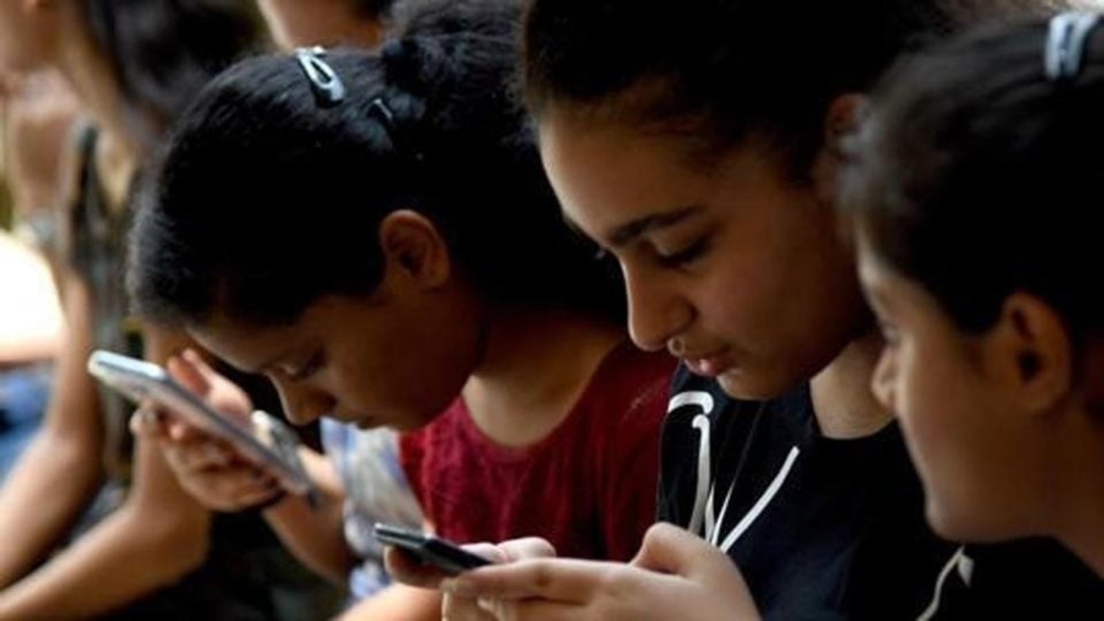 बेटियों ने मारी बाजी, दसवीं में शिवी और 12वीं में प्रिया शर्मा बनीं जिला टॉपर