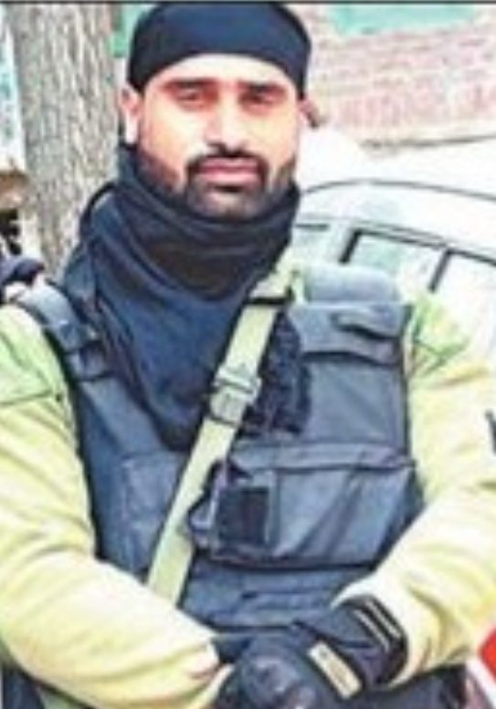 मेरठ के अनुज मावी को देश सेवा के लिए मिला सेना मेडल, कश्मीर में आतंकियों से भिड़ा था ये जवान