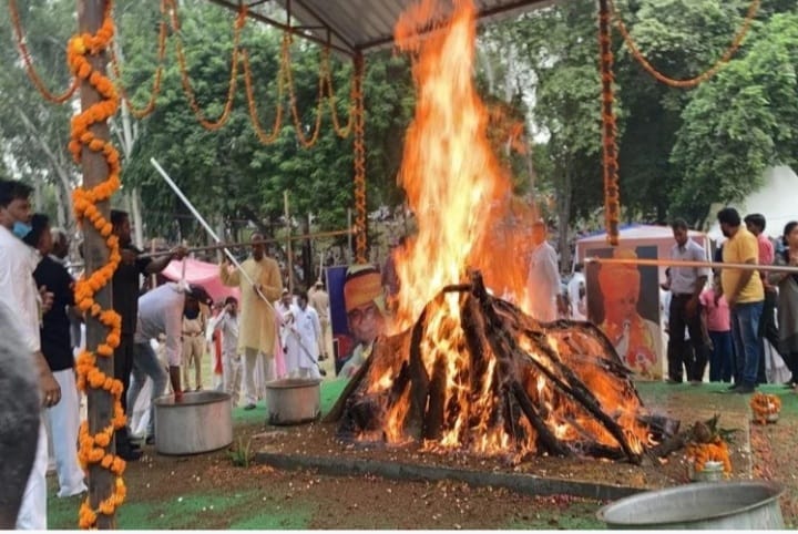 पूर्व सीएम कल्याण सिंह पंचतत्व में विलीन, राजकीय सम्मान के साथ बेटे राजवीर सिंह ने दी मुखाग्नि