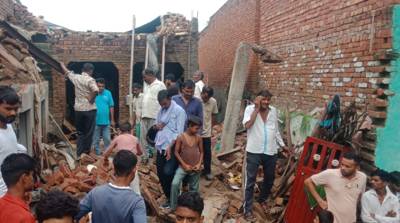 बागपत-चांदीनगर में दो मंजिला मकान गिरने से किशोर की मौत, कई पशु दबे