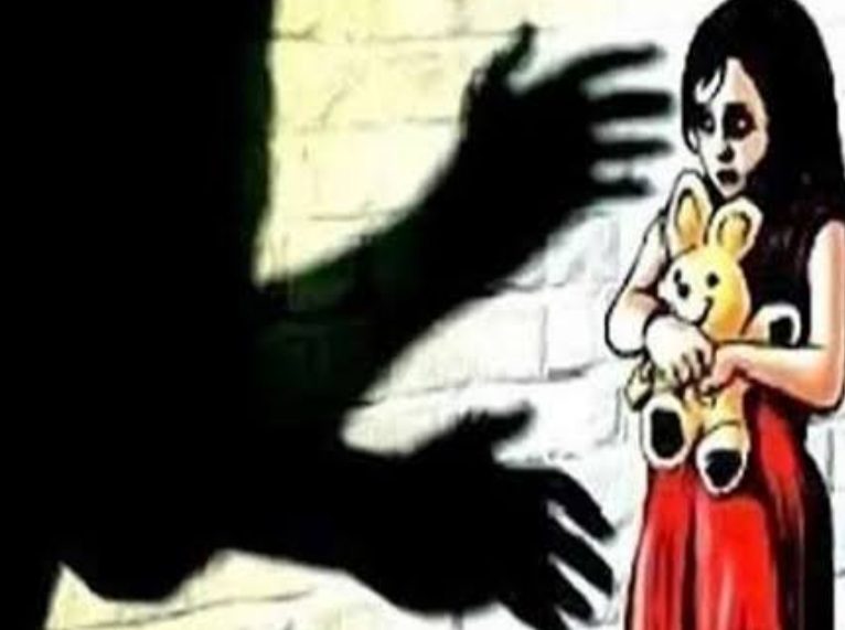 कोल्ड ड्रिंक में नशीला पदार्थ मिलाकर किशोरी से दुष्कर्म, वीडियो वायरल करने की धमकी दे रहा आरोपी