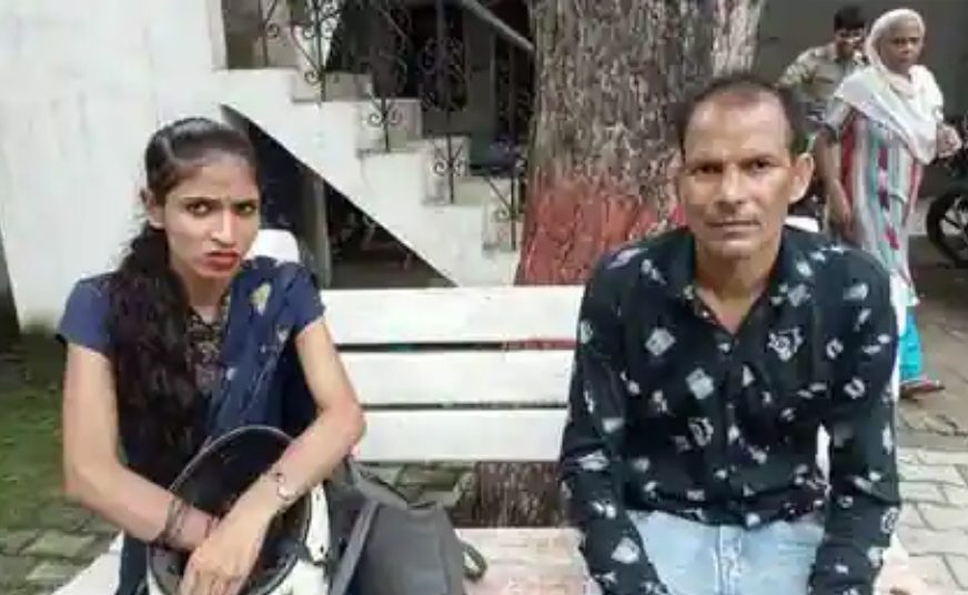 दंपती से लूट करके भाग रहे बदमाशों को लोगों ने पकड़ा