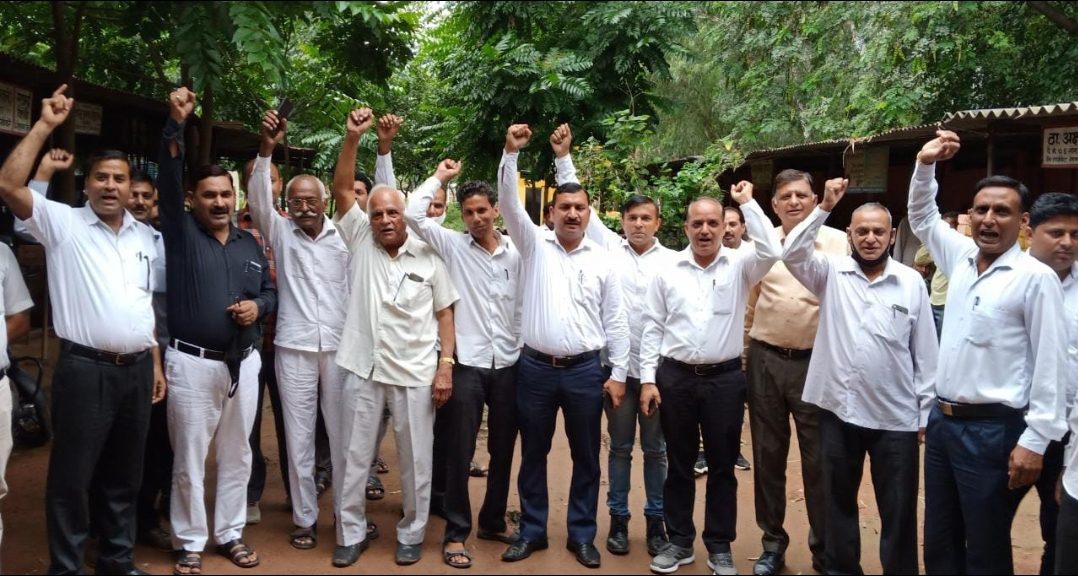 एसडीएम को हटाओ नहीं तो बंद कर देंगे तहसील के काम, अधिवक्ताओं ने दी खुली चेतावनी