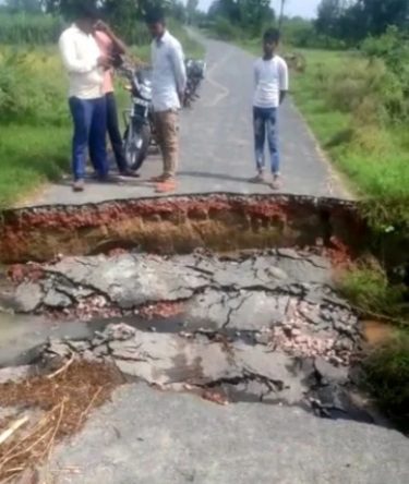 बारिश में धंस गई एक करोड़ की लागत से बनी सड़क, एक साल पहले ही हुआ था निर्माण
