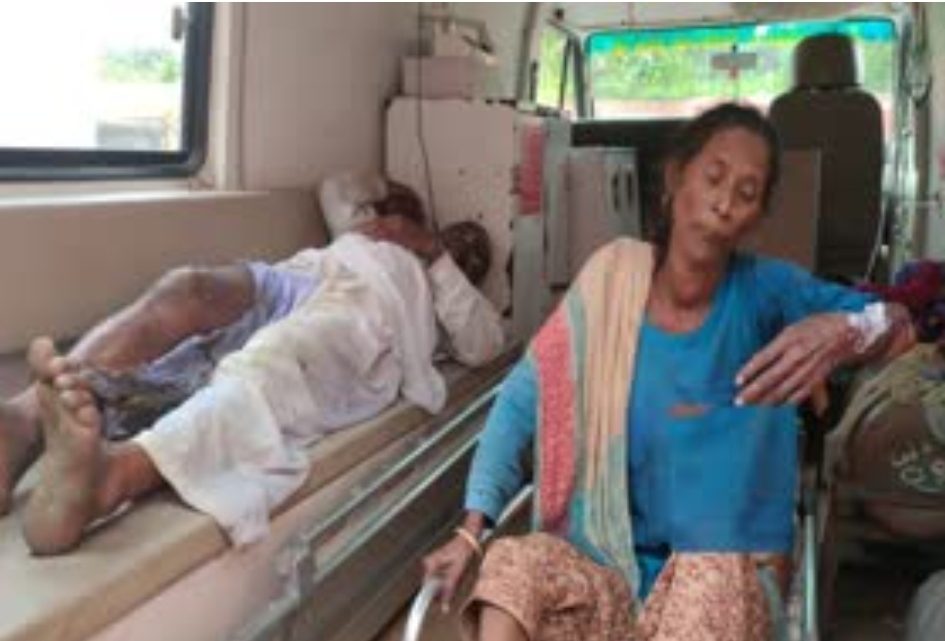 पेट्रोल के पैसे मांगे तो दम्पती पर पेट्रोल डालकर आग लगा दी, लोगों ने आरोपियों को पेड़ से बांधकर पीटा