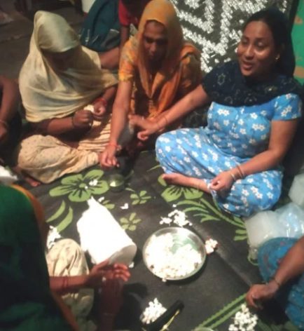 गाय के गोबर से बने उपले बेचकर मालामाल हो रहीं इस गांव की महिलाएं, नोएडा की कंपनी बनी मददगार