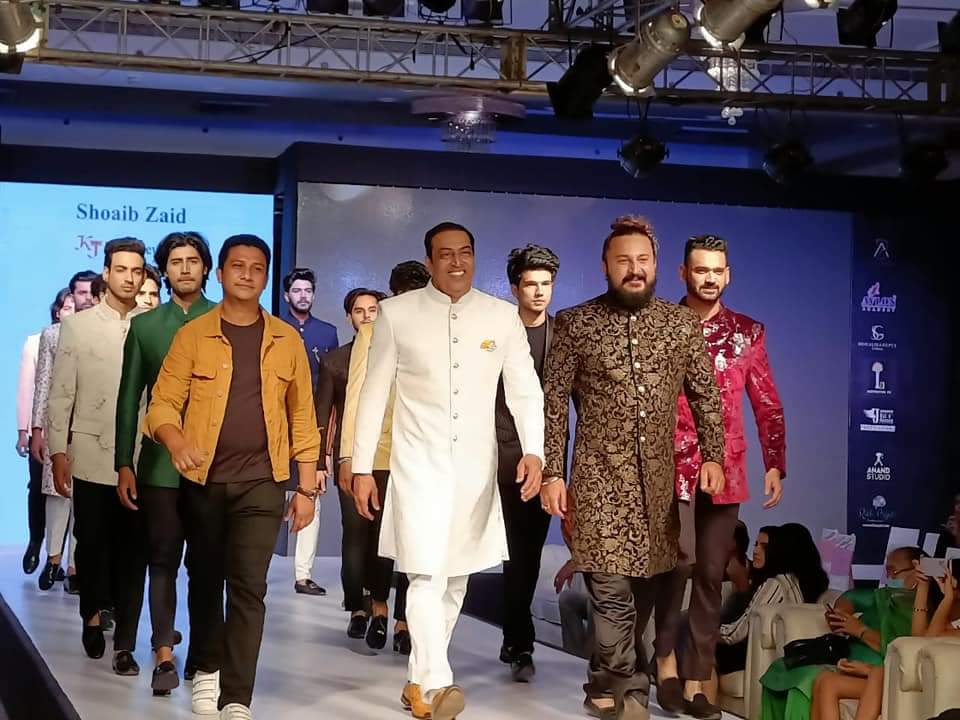 बिंदु दारा ने रैंप वॉक कर बिखेरे जलवे, कल जलवे दिखाएंगी सपना चौधरी