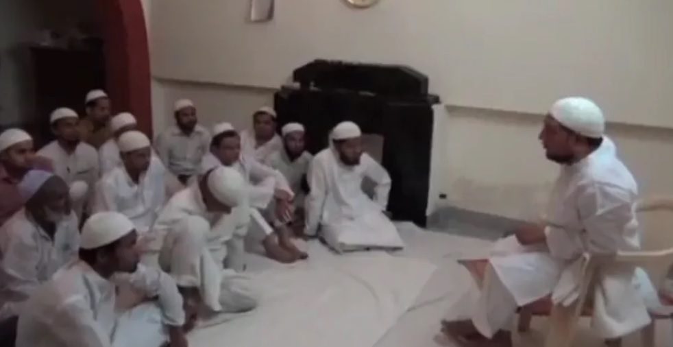 यूपी में मुस्लिम आईएएस अधिकारी के वीडियो से हड़कंप