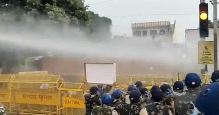 करनाल महापंचायत-पानी की बौछारों के बीच डटे रहे किसान, रात साढ़े 10 बजे आंदोलनकारियों ने सचिवालय के बाहर सड़क पर बिछाई दरियां