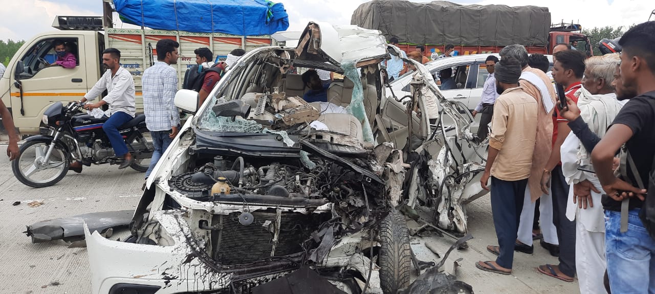 सहारनपुर-तेज रफ्तार इनोवा कार डंपर से टकराई, दो की मौत, चार घायल