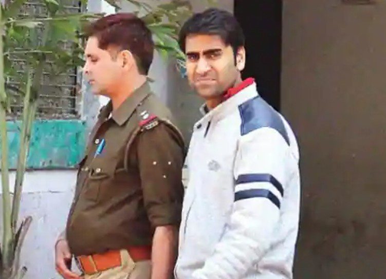 दुष्कर्म पीड़िता को धमकाने के आरोप में फ्रीडम 251 के निर्माता समेत तीन लोग गिरफ्तार