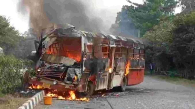 बड़ा हादसा : ट्रक से टक्कर के बाद रोडवेज बस में लगी आग, 30 यात्री झुलसे