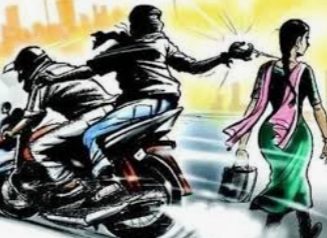 बाइक सवारों ने महिला से चेन लूटी, बेटी ने बहादुरी दिखा लोगों की मदद से एक बदमाश को दबोचा
