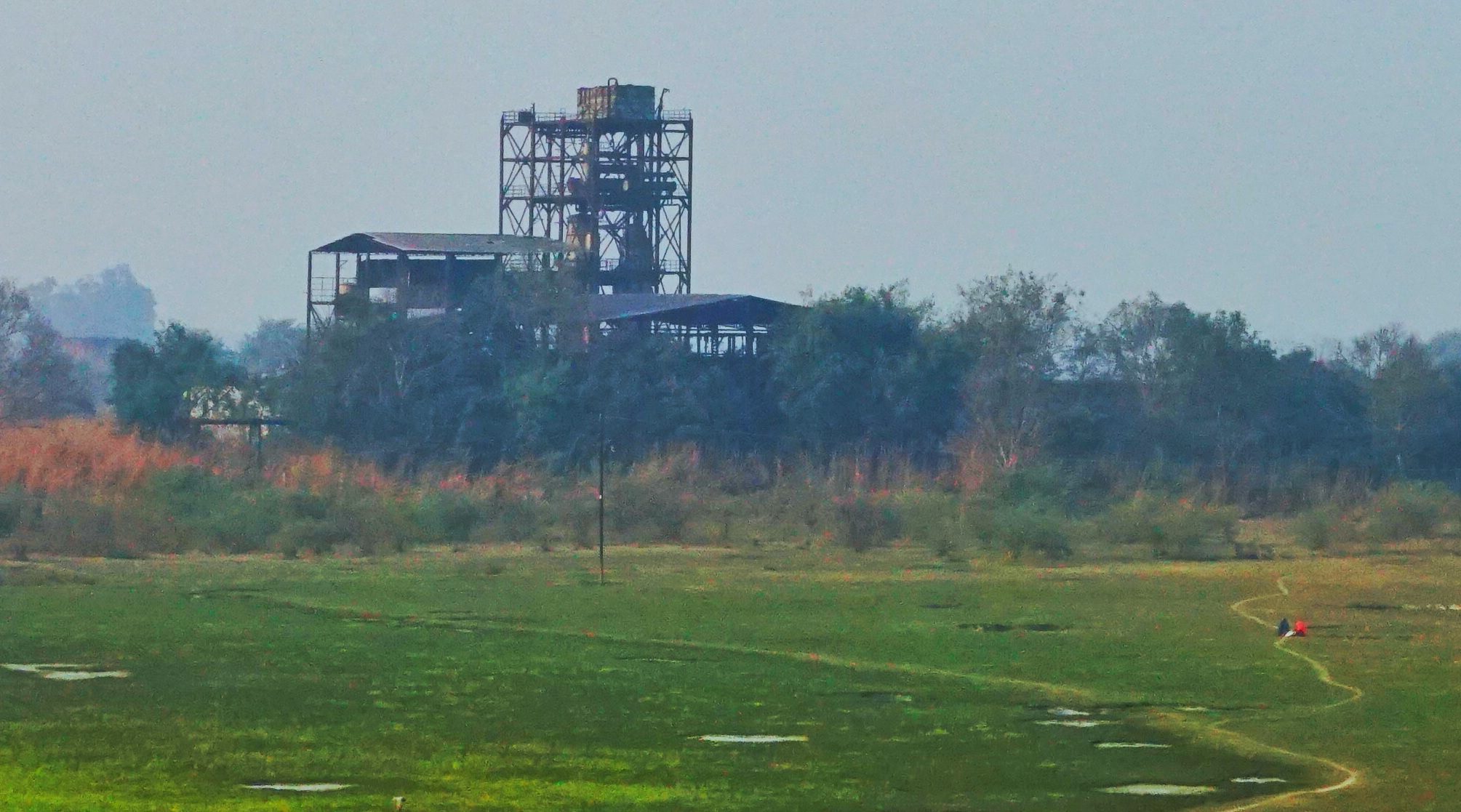 अवैध तरीके से चल रही रबर फैक्टरी पर मारा छापा