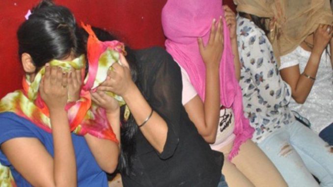 व्हाट्सएप नंबर के जरिये चल रहा हाई प्रोफाइल सैक्स रैकेट पकड़ा, तरीका जानकर हैरान हो जाएंगे आप