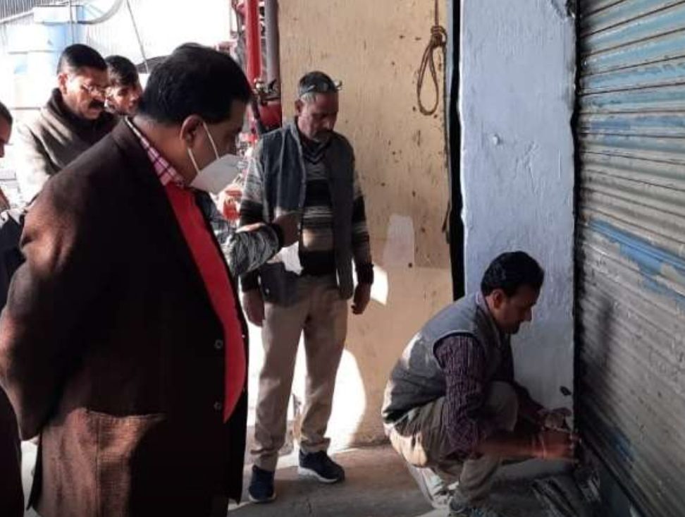गन्ना भुगतान ना करने पर बजाज शुगर मिल के गोदाम और टैंक सील