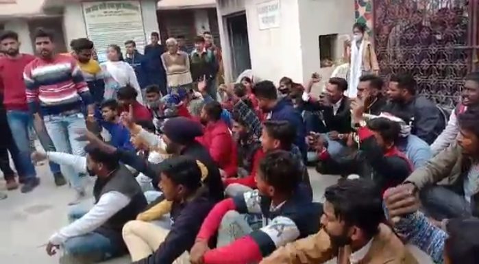 सहारनपुर के जैन कॉलेज में लगे आजादी के नारे, शिक्षक और छात्रों को बंधक बनाया