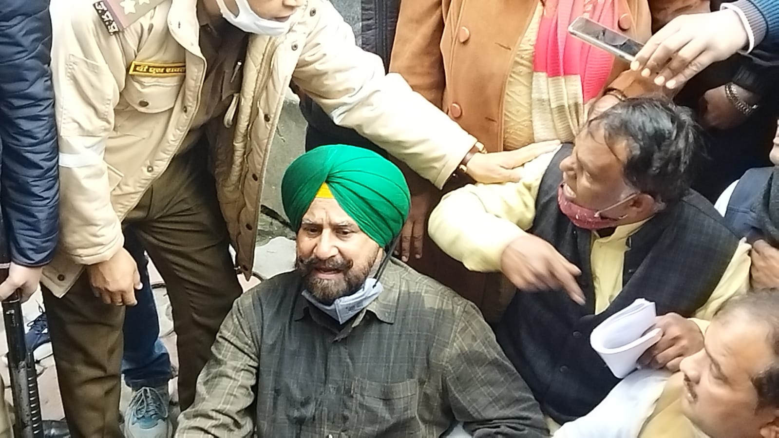 नामांकन निरस्त होते ही आम आदमी पार्टी के प्रत्याशी ने की आत्मदाह की कोशिश