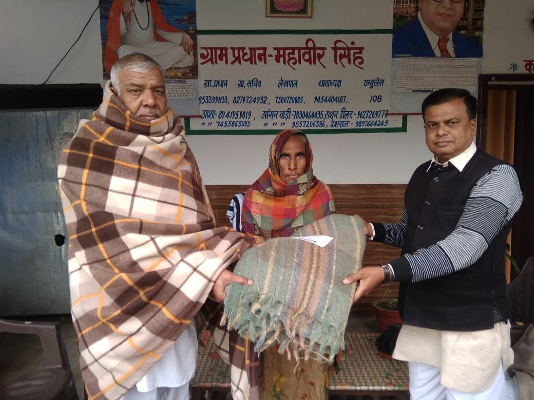 बीतिया में ग्राम प्रधान महावीर सिंह ने जरूरतमंदों को बांटे कंबल