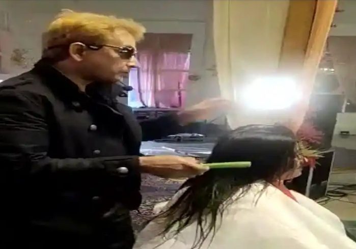 थूक कर बाल काटने के मामले में जावेद हबीब ने माफ़ी मांगी, महिला आयोग संतुष्ट नहीं