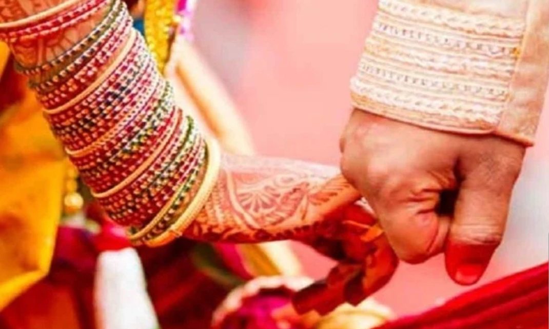 दहेज़ में मांगी कार और पांच लाख रूपए तो युवती ने दे दी अपनी जान