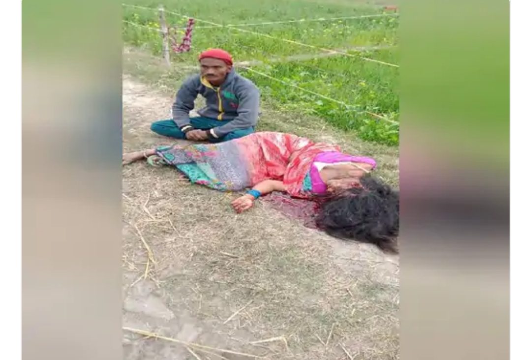 पत्नी की फावड़े से काटकर की हत्या और भी बगल में बैठकर खिंचवाई फोटो