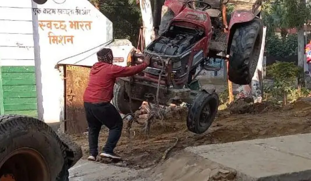 गन्ने से भरी अनियंत्रित ट्रैक्टर ट्रॉली एसडीएम कोर्ट परिसर में जा घुसी, चालक की मौत