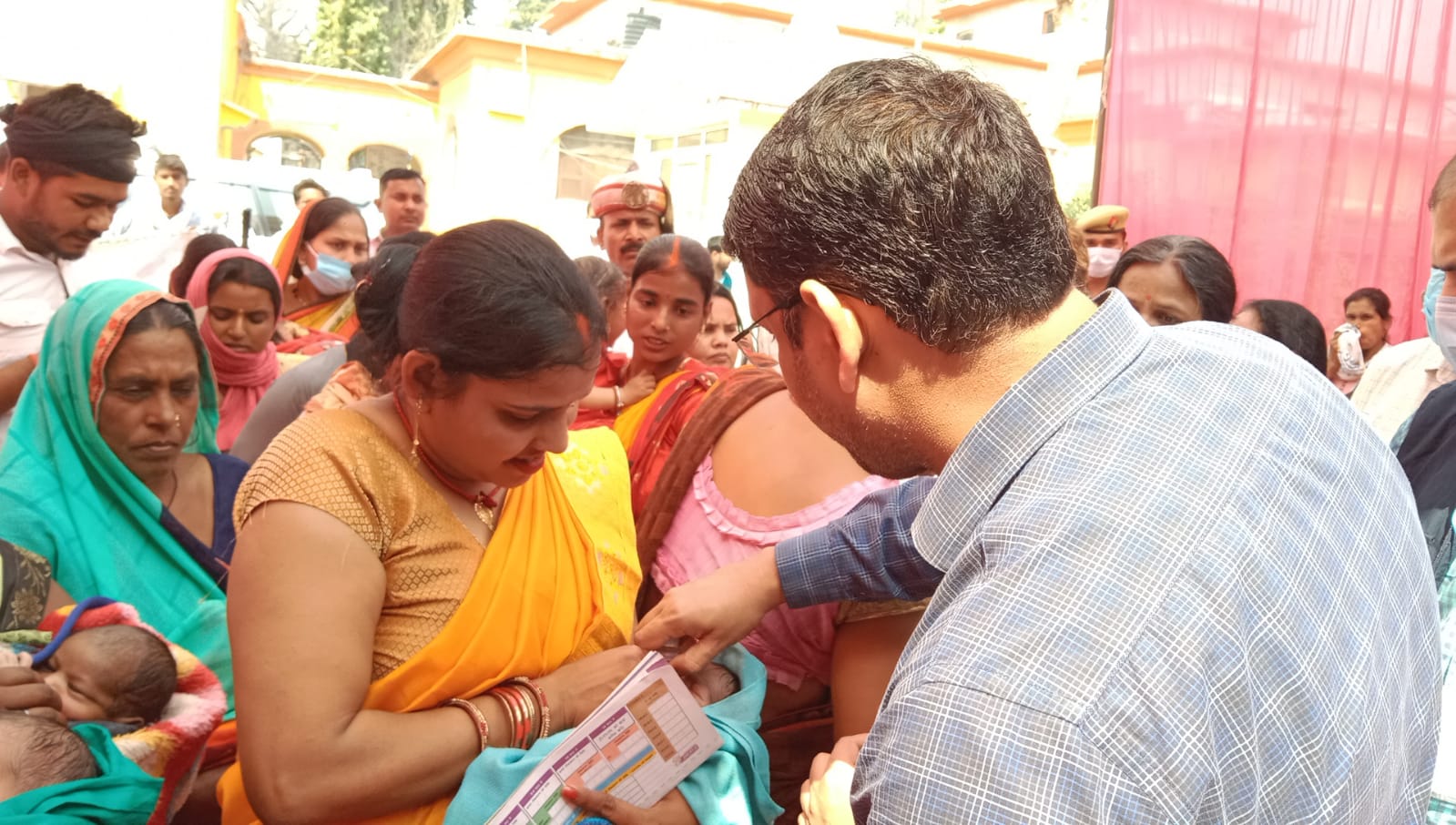 डीएम ने महिला अस्पताल में नवजात शिशुओं को पोलियो ड्राप पिलाकर पल्स पोलियो अभियान का किया शुभारम्भ