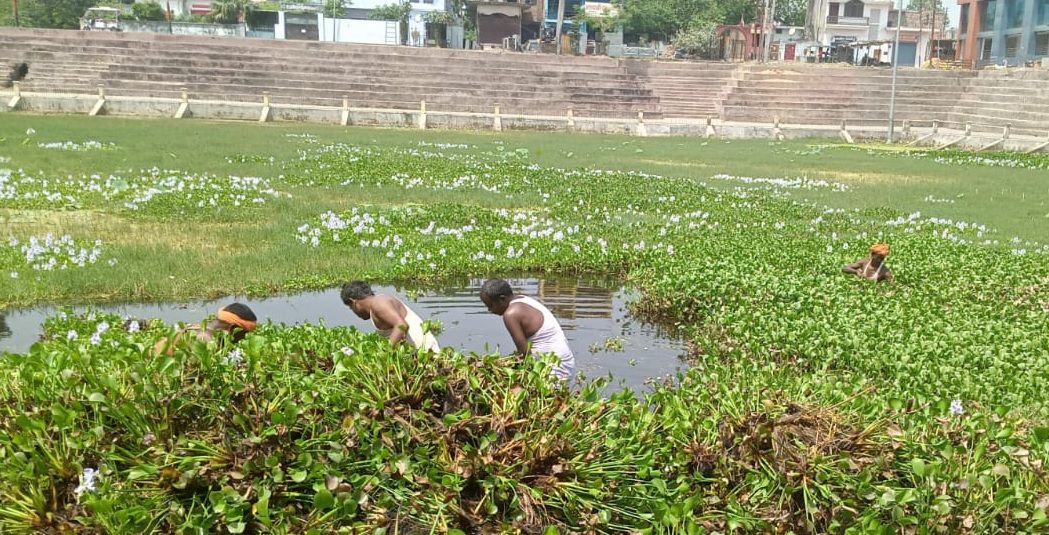 गोंडा : राधाकुण्ड की सफाई शुरू, सुंदरीकरण कराकर बनाया जाएगा भव्य