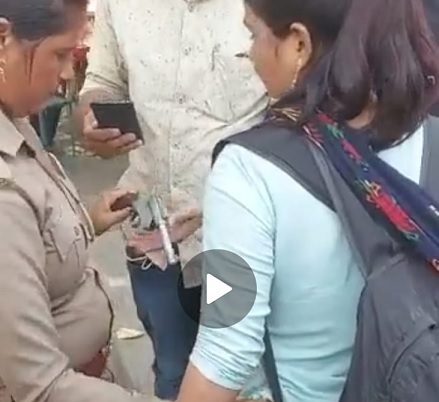 कमर में तमंचा लगाकर बाजार में घूम रही थी युवती, पुलिस ने पकड़ा, देखिए फिर क्या हुआ