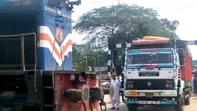 रेलवे ट्रैक पर फंस गया ट्रक, आ गई ट्रेन, हलक में अटक गई लोगों की सांसें, जानिए क्या हुआ