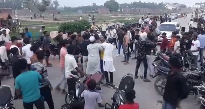 बागपत में बाइक की साइड लगने के विवाद में दो पक्षों में जमकर चले लात घूंसे, वीडियो हुआ वायरल