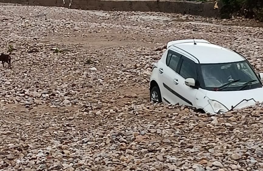 Dehradun news : रपटे में फंसी कार में, दो व्यक्तियों को सकुशल निकाला,  तीसरे की तलाश जारी
