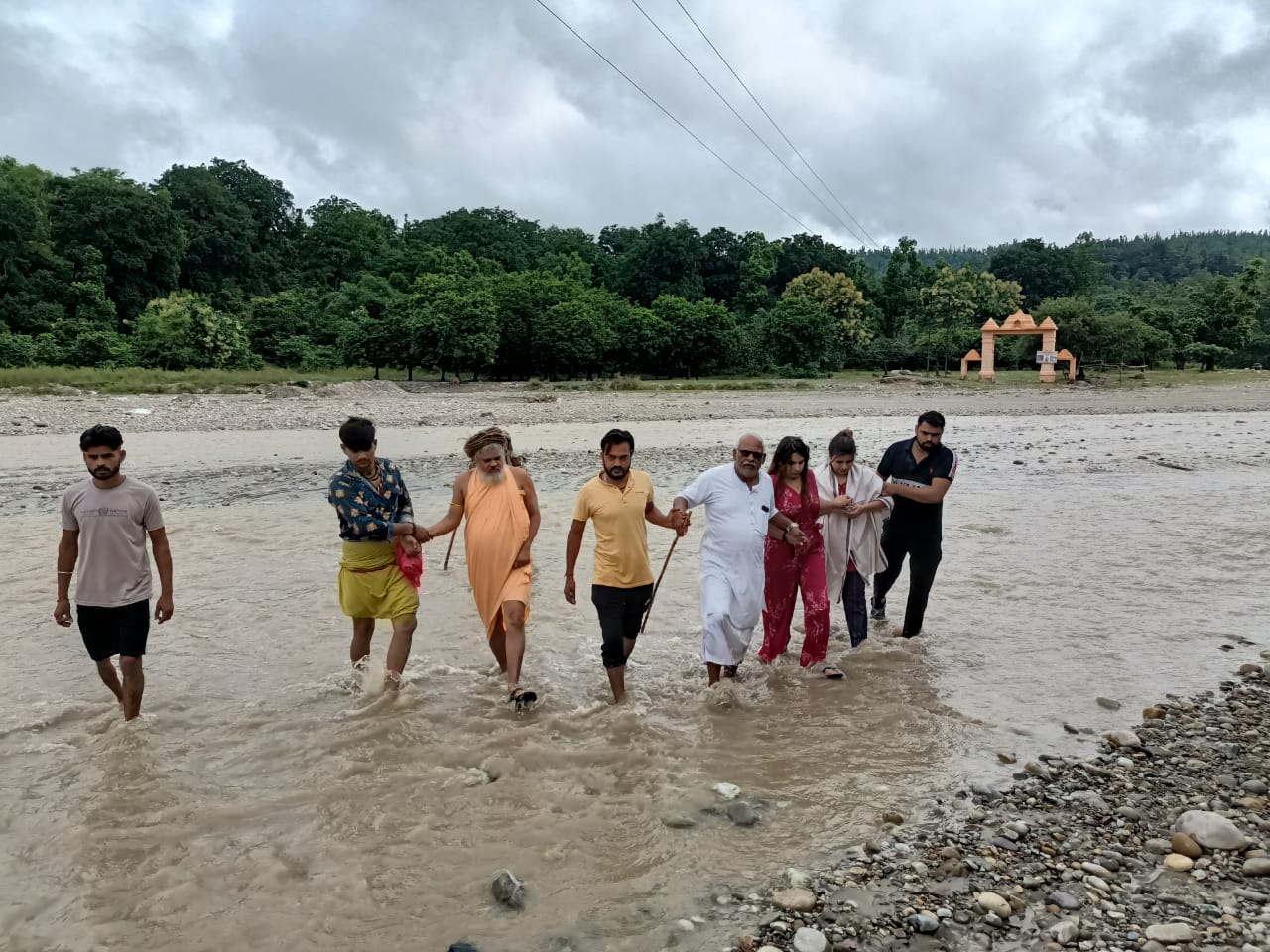 शाकंभरी सिद्धपीठ खोल में आई भीषण बाढ़, श्रद्धालुओं के वाहन बहे, एक महिला की मौत