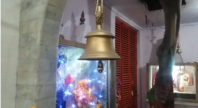 सहारनपुर के दुर्गा मंदिर में अचानक हिलने लगे घंटे, लगी श्रद्धालुओं की भीड़, आप भी देखिए