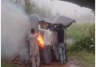 Saharanpur news : यहां बारिश में पन्नी के नीचे किया जाता है शव को अंतिम संस्कार