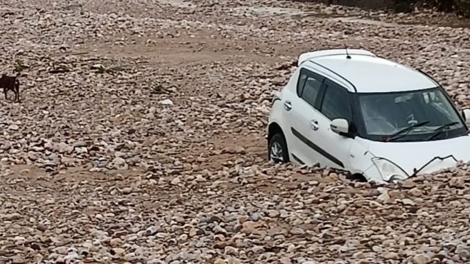 dehradun news rapaen mein fansi car