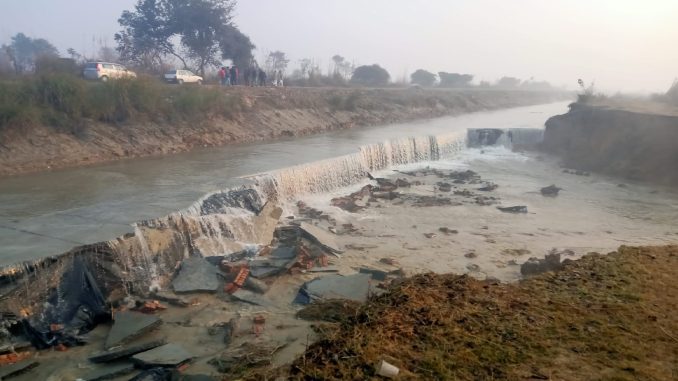 सहारनपुर के रास्तम गांव में नहर की टूटी पटरी
