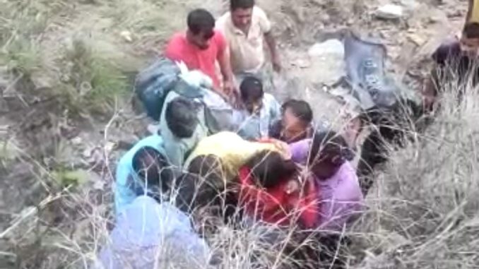 car fell into a gorge on the Srinagar