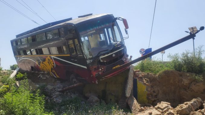 In Shamli the uncontrolled bus collided